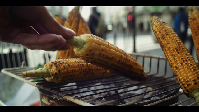 Video Reference N1: Food, Corn on the cob, Sweet corn, Corn on the cob, Cuisine, Vegetable, Corn, Dish, Roasting, Vegetarian food