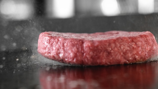 Video Reference N1: Kobe beef, Food, Red meat, Animal fat, Dish, Meat, Cuisine, Beef, Veal, Beef tenderloin, man, Person