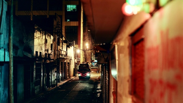 Video Reference N1: Alley, Street, Night, Light, Town, Road, Urban area, Lighting, Infrastructure, Snapshot