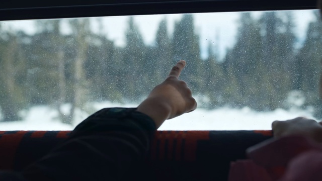 Video Reference N0: sky, light, winter, photography, sunlight, morning, hand, water, snow, window, Person