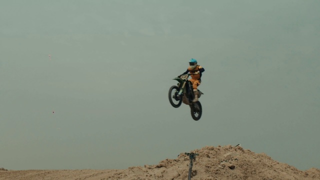 Video Reference N5: Freestyle motocross, Motocross, Extreme sport, Vehicle, Motorcycle, Motorcycling, Stunt performer, Soil, Sand, Racing