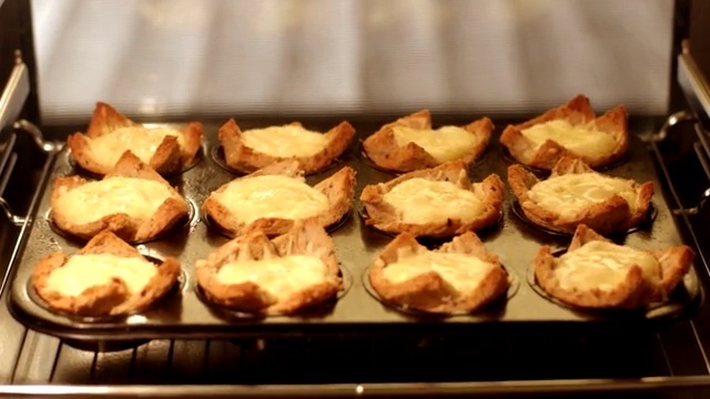Video Reference N1: Dish, Food, Cuisine, Ingredient, Dessert, Baking, Baked goods, Yorkshire pudding, Mince pie, Staple food