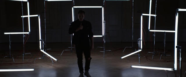 Video Reference N5: Standing, Stage, Design, Performance, Darkness, Event, Photography, Performance art, Studio, Performing arts