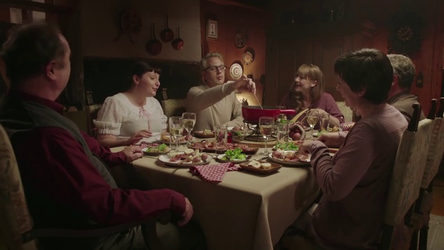 Video Reference N2: Meal, Dinner, Supper, Event, Restaurant, Interaction, Conversation, Fun, Table, Room