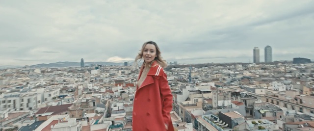 Video Reference N1: city, urban area, tourism, sky, travel, building, girl, vacation, metropolis, Person