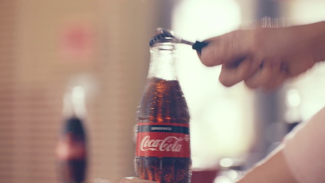 Video Reference N1: Coca-cola, Drink, Bottle, Cola, Carbonated soft drinks, Soft drink, Glass bottle, Non-alcoholic beverage, Coca, Nail