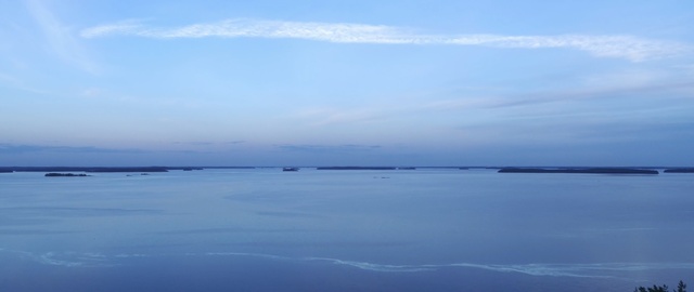 Video Reference N2: sky, horizon, sea, water, calm, reflection, coastal and oceanic landforms, ocean, loch, cloud