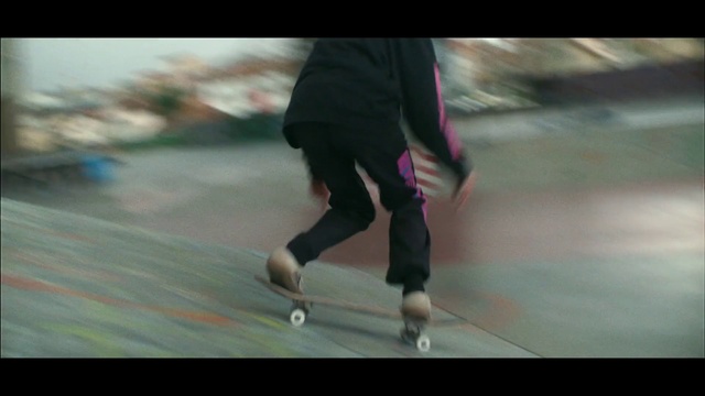 Video Reference N11: Skateboard, Footwear, Sports equipment, Recreation, Sports, Longboard, Skateboarding Equipment, Skateboarder, Longboarding, Skateboarding