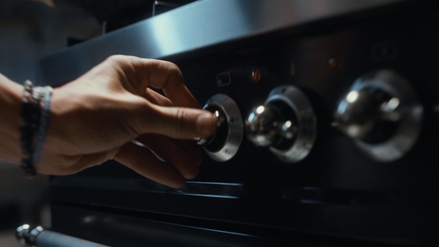 Video Reference N2: Hand, Kitchen appliance, Home appliance, Oven, Finger, Gas stove, Small appliance, Kitchen stove