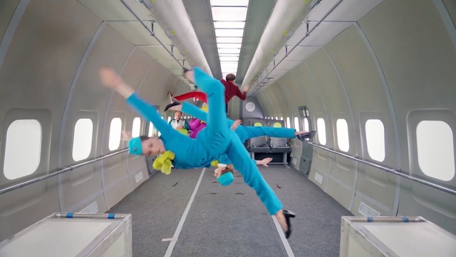 Video Reference N3: Fun, Ceiling, Inflatable, Architecture, Games, Leisure, Aerospace engineering, Person