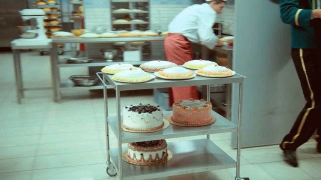 Video Reference N1: Pâtisserie, Food, Sweetness, Bakery, Dessert, Baking, Cupcake, Cake, Cuisine, Dish, Person