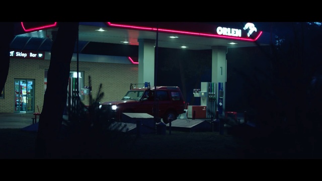 Video Reference N1: Filling station, Mode of transport, Night, Vehicle, Car, Darkness, Business, Building, Midnight, Automotive exterior