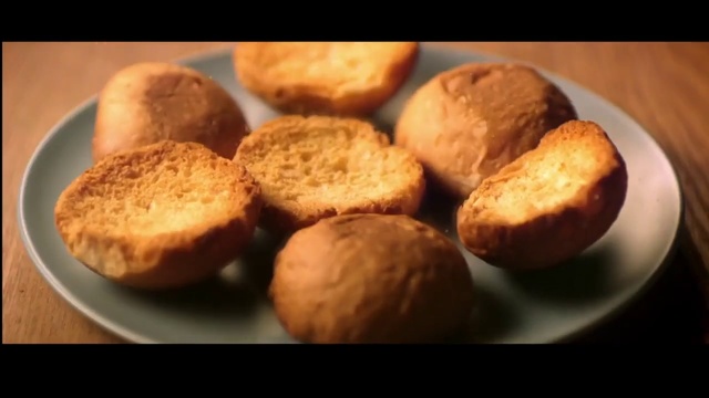 Video Reference N1: Dish, Food, Cuisine, Baking, Ingredient, Dessert, Baked goods, Muffin, Choux pastry, Yorkshire pudding
