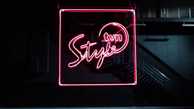 Video Reference N0: Electronic signage, Neon sign, Neon, Text, Red, Light, Font, Signage, Display device, Magenta, Sign, Sitting, Photo, Black, Lit, Food, White, Stop, Restaurant, Street, Night, Bus