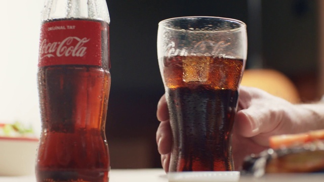 Video Reference N7: Drink, Cola, Coca-cola, Beer glass, Alcoholic beverage, Bottle, Beer, Product, Soft drink, Pint glass