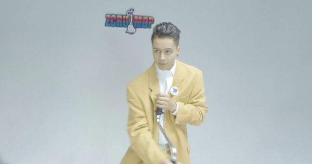 Video Reference N3: Yellow, Standing, Gentleman, Outerwear, Suit, Beige, Figurine, Blazer, Jacket, Fictional character, Person