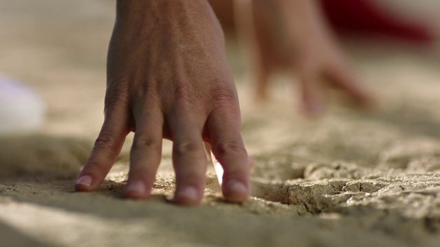 Video Reference N0: Toe, Foot, Leg, Nail, Hand, Skin, Finger, Close-up, Barefoot, Sand