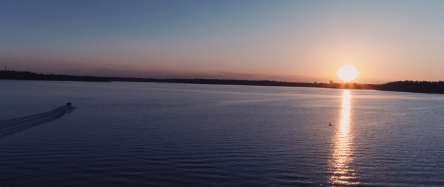Video Reference N5: waterway, horizon, sky, water, calm, reflection, sunset, river, sunrise, sea