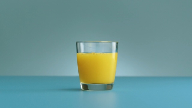 Video Reference N5: glass, drink, sour, juice, beverage, alcohol, liquid, cold, cup, refreshment, beer, lager, yellow, froth, mug