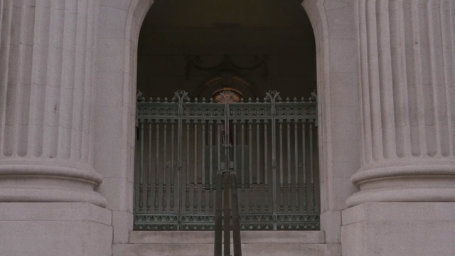 Video Reference N0: structure, arch, building, window, facade, gate, door, column, medieval architecture, symmetry, Person
