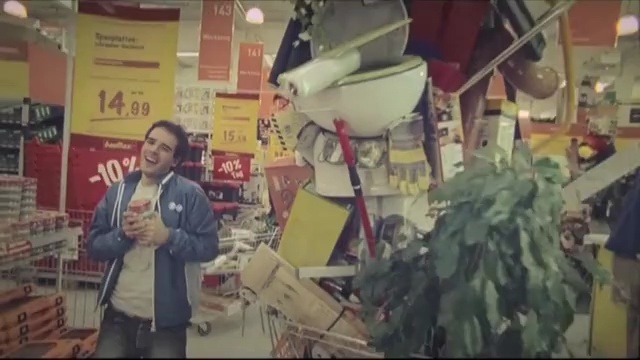 Video Reference N13: man, sing, shopping, supermarket, mall , Person