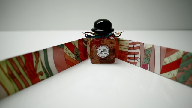 Video Reference N4: pack, product, scent, perfume, white background, studio
