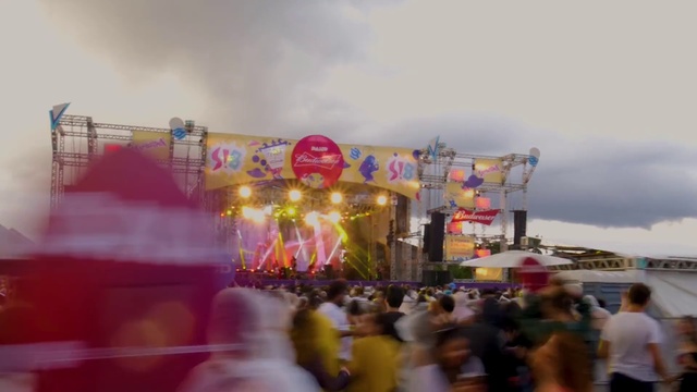 Video Reference N2: Crowd, People, Festival, Public event, Event, Fun, Fair, Carnival, Fête, Stage