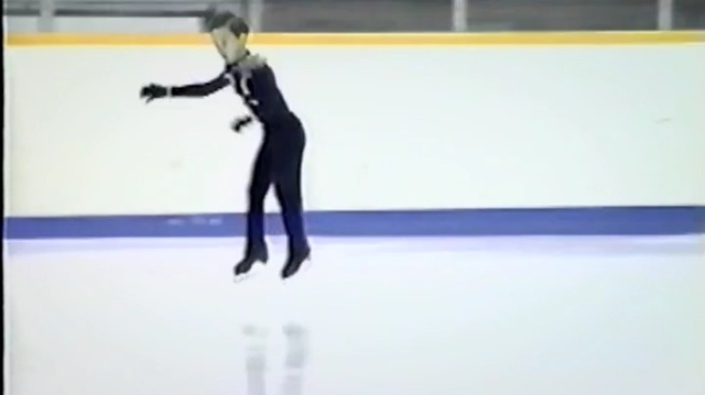Video Reference N0: Figure skate, Sports, Skating, Ice skating, Figure skating, Ice skate, Ice dancing, Recreation, Axel jump, Sports equipment, Person