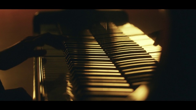Video Reference N1: Musical instrument, Piano, Musical keyboard, Technology, Electronic device, Fortepiano, Still life photography, Digital piano, Pianist