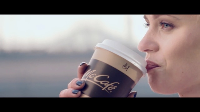 Video Reference N2: Product, Nose, Sky, Hand, Drink, Cup, Drinking, Dairy, Wheat beer