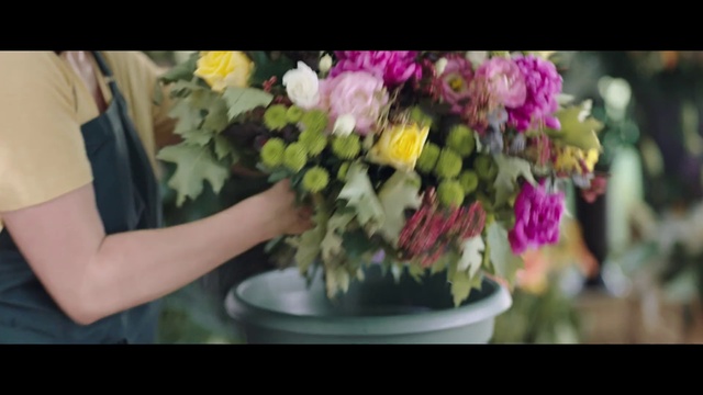 Video Reference N0: Flower, Floristry, Bouquet, Flower Arranging, Floral design, Plant, Cut flowers, Art, Centrepiece, Petal, Person