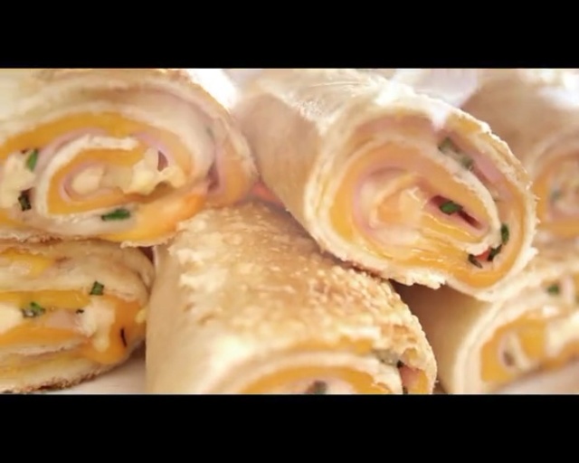 Video Reference N0: Dish, Food, Cuisine, Ingredient, Baked goods, Börek, Filo, Pastry, Cheese roll, Produce, Person