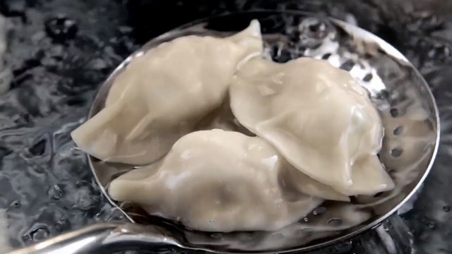 Video Reference N0: dumpling, dish, pelmeni, kozhukkattai, food, momo, kreplach, pierogi, jiaozi