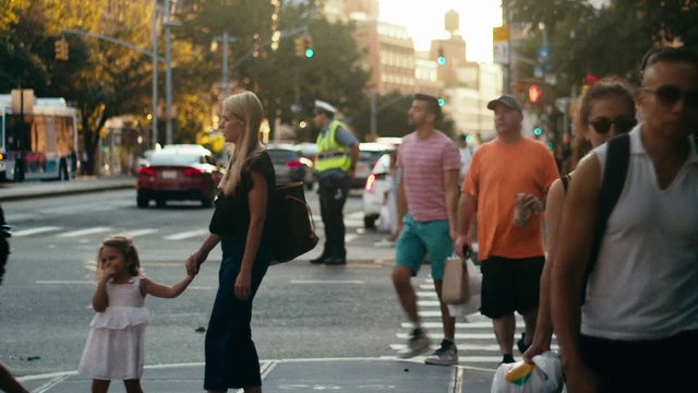 Video Reference N2: People, Pedestrian, Street, Crowd, Snapshot, Urban area, Walking, Fun, Interaction, Road