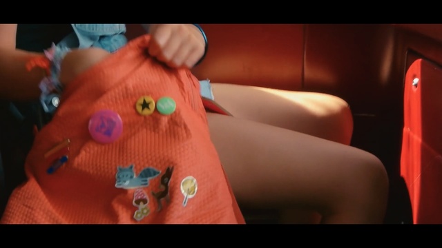 Video Reference N1: red, blue, clothing, yellow, skin, orange, day, finger, hand, smile