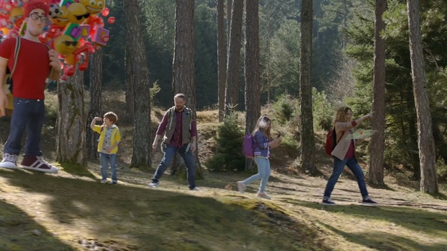 Video Reference N3: People in nature, Woodland, Natural environment, Forest, Tree, Wilderness, Leisure, Walking, Fun, Recreation