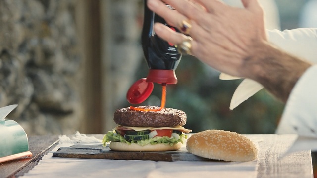 Video Reference N3: hamburger, food, fast food, sandwich, finger food, cuisine, brunch, veggie burger