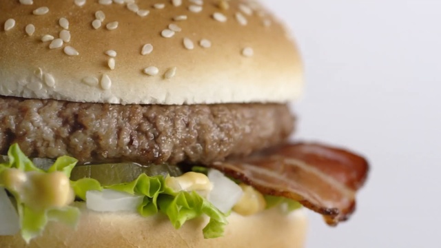 Video Reference N12: hamburger, fast food, veggie burger, sandwich, cheeseburger, food, slider, breakfast sandwich, buffalo burger, big mac