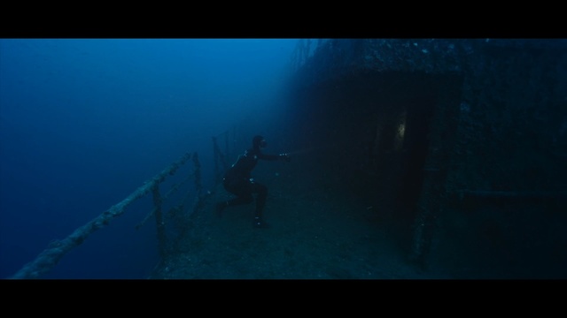 Video Reference N16: water, underwater diving, underwater, shipwreck, freediving, scuba diving, sea, divemaster, atmosphere, screenshot