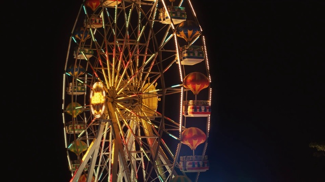 Video Reference N0: Ferris wheel, Amusement ride, Amusement park, Tourist attraction, Fair, Night, Recreation, Wheel, Festival, Fun