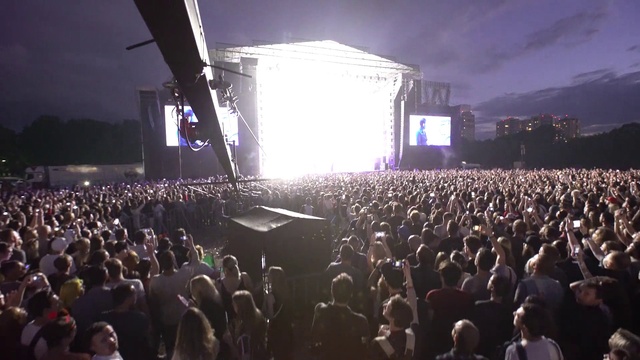 Video Reference N3: Crowd, Performance, People, Concert, Stage, Event, Audience, Rock concert, Public event, Sky