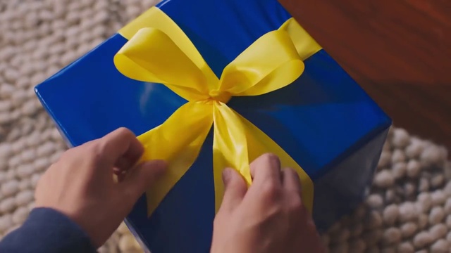 Video Reference N0: Hand, Finger, Petal, Gift wrapping, Party supply, Electric blue, Present, Ribbon, Craft, Nail