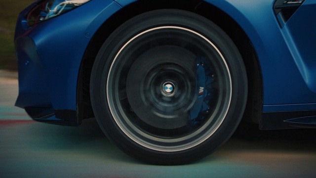 Video Reference N5: Tire, Wheel, Car, Vehicle, Automotive lighting, Automotive tire, Hood, Automotive design, Motor vehicle, Hubcap