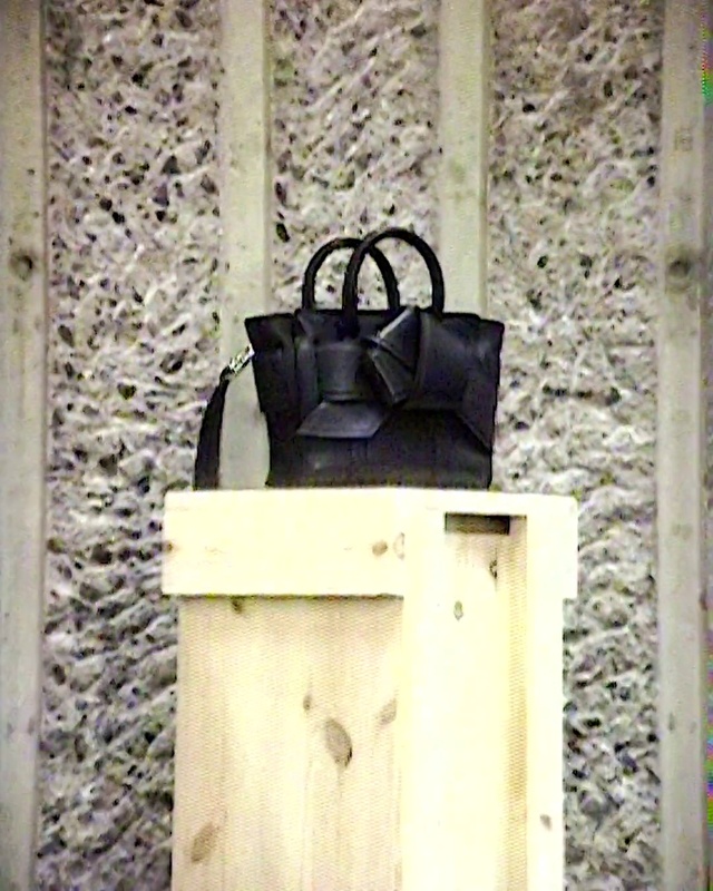 Video Reference N3: Security, Wood, Bag, Luggage and bags, Lock, Rectangle, Padlock, Gas, Font, Metal
