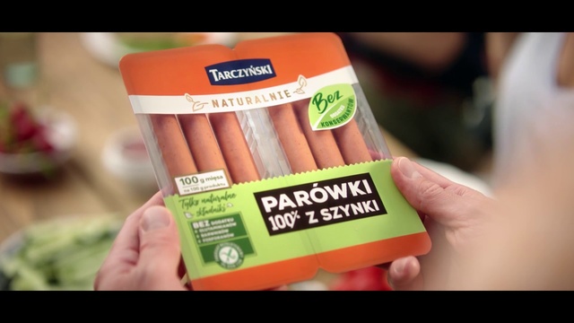 Video Reference N1: Hand, Ingredient, Carrot, Finger, Plant, Natural foods, wild carrot, Vegetable, Font, Food group