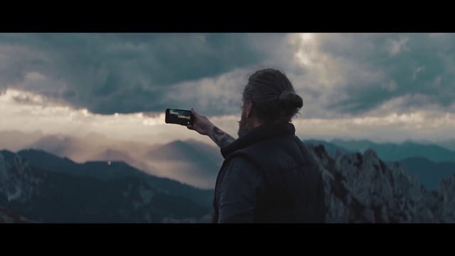 Video Reference N0: Cloud, Sky, Outerwear, Mountain, Flash photography, Cap, Standing, Highland, Sunlight, Atmospheric phenomenon