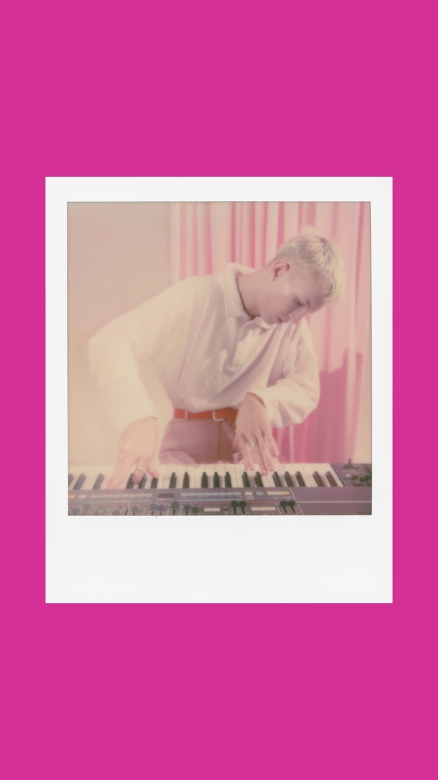 Video Reference N10: Keyboard, Piano, Sleeve, Musical instrument, Musical keyboard, T-shirt, Pink, Violet, Pianist, Organist