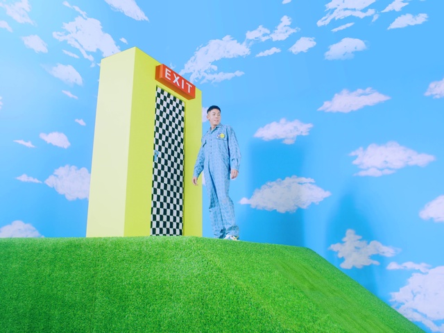 Video Reference N2: Cloud, Sky, World, Azure, People in nature, Nature, Natural environment, Gesture, Art, Leisure