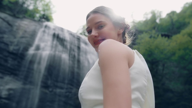 Video Reference N2: Hair, Head, Hairstyle, Shoulder, Sky, People in nature, Flash photography, Dress, Happy, Bridal clothing