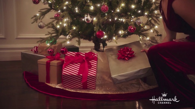 Video Reference N8: Christmas tree, Decoration, Christmas ornament, Light, Plant, Textile, Purple, Interior design, Christmas decoration, Rectangle